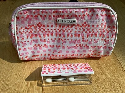 NEW CLINIQUE KISSES LIMITED EDITION ALL ABOUT SHADOW PALETTE: 6 EYE COLOURS +BAG - Image 1 of 4