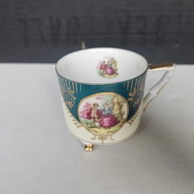 Винтажная викторианская пара чайных чашек на трех ножках с золотой отделкой фарфор романтическая сцена - Изображение 1 из 4