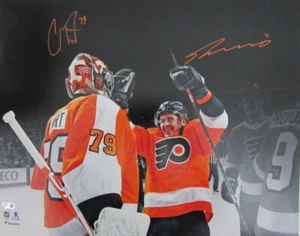 Fanáticos de los folletos fotográficos de 16x20 de Travis Konecny/Carter Hart doble autografiado - Imagen 1 de 4
