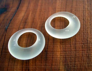 2 pcs 28mm SEAFOAM donut coin sea beach glass bead pendant frosted recycled - Bild 1 von 3