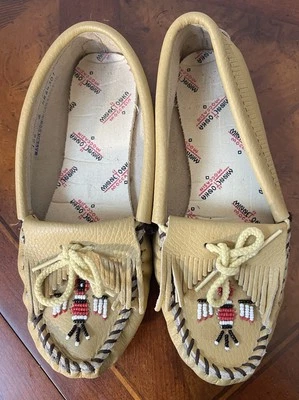 Minnetonka Women's Beaded Thunderbird Softsole Native Design Moccasin Size 6 - Image 1 of 4