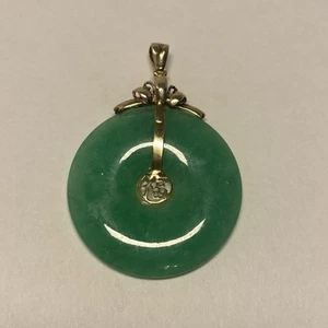 Colgante de jade con fianza de oro amarillo de 14K y símbolo chino, 1,25", jade verde - Imagen 1 de 8