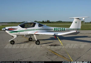 Diamond DA20-C1 Falcon Avión Escritorio Madera Modelo Pequeño Nuevo - Imagen 1 de 2