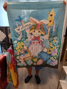 BUONA PASQUA CONIGLIO BIANCO VESTITO PER CASA CHIESA Bandiera 28" X 39" - Foto 1 di 1