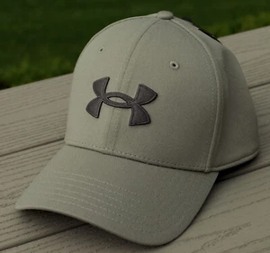 Cappello uomo Under Armour Blitzing Flex Fitted nuovo con etichette - L/XL Ret@$28 logo TAUPE/MARRONE - Foto 1 di 4