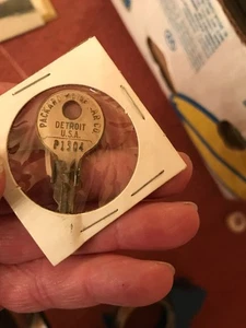 VINTAGE PACKARD MOTOR CAR CO. AUTOSCHLÜSSEL P 1304 DETROIT USA - Bild 1 von 2