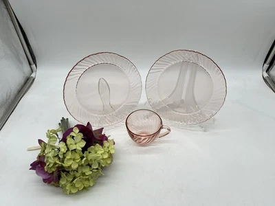 2 салатные обеденные тарелки Arcoroc France 7,75 дюйма и 1 чашка Pink Rosaline Swirl - Изображение 1 из 4