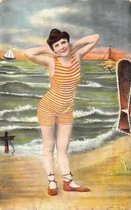 Cartolina Early Pin Up Bathing Beauty costume da bagno a righe rosse e bianche 1907 - Foto 1 di 2