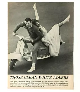 1963 Adler Sockenwerbung Paar auf Lambretta Roller Vintage Fotodruck AD - Bild 1 von 1