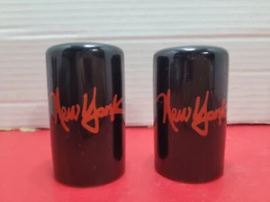 Vintage New York Keramik Salz und Pfefferstreuer Set. Roter Kursiv auf schwarzem Manhattan - Bild 1 von 12