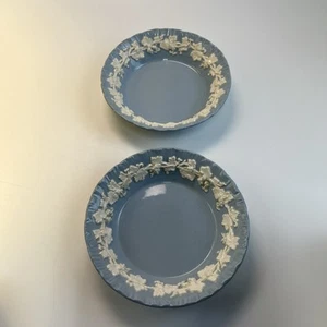 Wedgwood geprägt Queensware Creme auf Lavendel Blau Beere Dessert 2 Schüsseln 5" - Bild 1 von 3