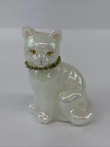 Statuina gatto bianco opalescente vintage Fenton con colletto verde gioiello firmata M. Husk - Foto 1 di 14