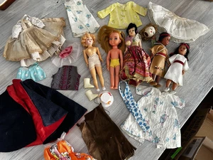 Vintage Bilderbuch Puppen Kunststoff mit Puppenkleidung Konvolut (*4) - Bild 1 von 11