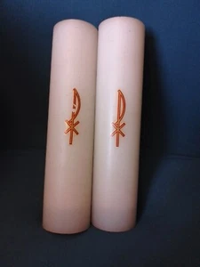 PAIRE ANCIENS CANONS DE CIERGE XXéme /PLASTIQUE/ AVEC  MECANISME LONG.22 cm - Picture 1 of 4