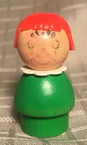 VINTAGE FISHER PRICE LITTLE PEOPLE GANZ HOLZ GRÜNER KÖRPER ROTE HAARE SCHULBUS MÄDCHEN - Bild 1 von 4