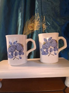 Set 2 tazzine da caffè smaltate motivo fiori blu forma unica quadrata e rotonda - Foto 1 di 9