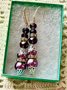 Handwerklich hergestelltes Paar Ohrringe entworfen, um brandneue Perlen & Messingakzente zu gefallen - Bild 1 von 5