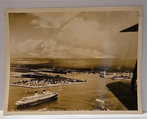 1927 Hawaii Luftbild SS Malolo betritt Honolulu Hafen ~ 7x9,5" Vintage - Bild 1 von 10