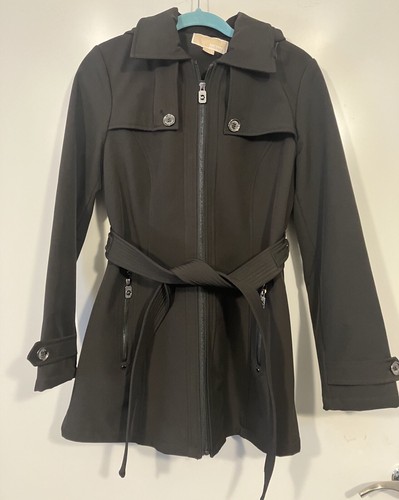 Cappotto Michael Kors nero con cintura e cappuccio morbido foderato in pile donna piccolo