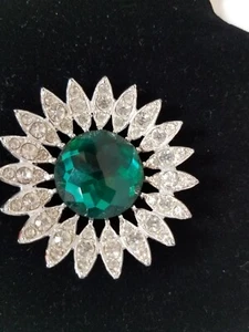 Vintage  Signed Sarah Coventry Kathleen 1964  green emerald glass flower Brooch - Picture 1 of 14