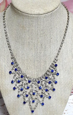 Collar babero de diamantes de imitación de color transparente y zafiro Foto 1 de 4