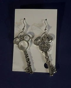 Orecchini chiave Topolino e Minnie pendenti tono argento - Foto 1 di 1