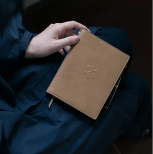 Hobonichi 2022 Arts&Science / Limpid Leather (Khaki Beige) A6 Size Cover ONLY - Foto 1 di 12