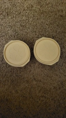 Винтажный набор из 2, 2 чашек Rubbermaid J3212 Almond Daisy - Изображение 1 из 3