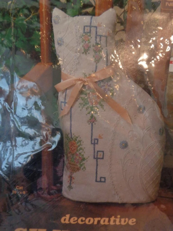 Kit de punto de cruz estampado siluetas decorativas Titan CAT Foto 1 de 1