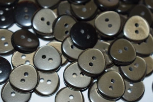 6 Stück ☆ 2 loch ☆ Knopf ☆ Dunkles Grau / Dreieck ☆ 15 mm Glänzen ☆ Selten  ☆ - Bild 1 von 3