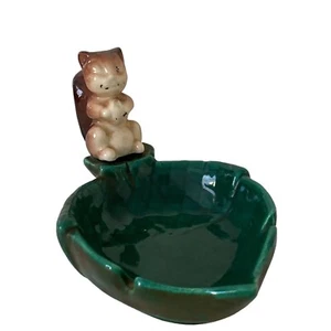 Cenicero de cerámica vintage ardilla marrón sentada en bellota verde - Imagen 1 de 11
