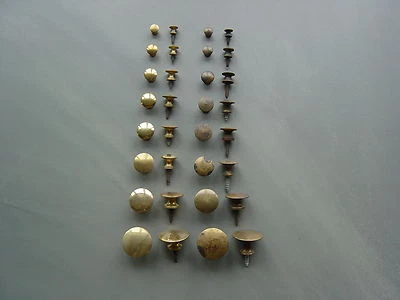 Massive Messingknöpfe in Messing roh und antik patiniert sowie Stockschraube1550 - Bild 1 von 2