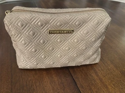 Bolsa de cosméticos VINCE CAMUTO couro sintético acolchoada bege - Imagem 1 de 4