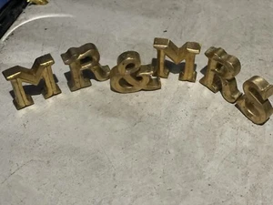 Gold Mr. And Mrs. Aufstellbuchstaben für Hochzeitstisch - Bild 1 von 1