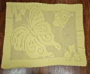 Handgefertigte 60"" x 48"" gehäkelte gelbe Decke mit Schmetterlingen und Blumen Vintage - Bild 1 von 4