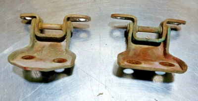 79-83 TOYOTA HILUX CAMIONETA PICKUP PRIMERA GENERACIÓN JUEGO DE BISAGRAS PUERTA PASAJERO DERECHO ROJO OEM Foto 1 de 4