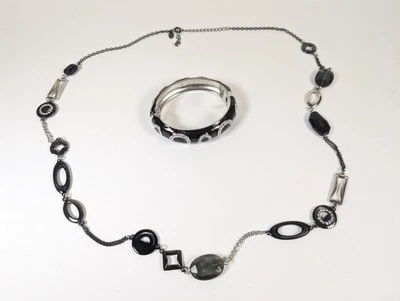 Collar de cadena Lia Sophia a juego pulsera abrazadera de diamantes de imitación negros tono plata Foto 1 de 4