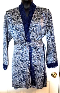 Bata de satén con estampado de animales azul blanco Fredericks of Hollywood Lrg ribete de encaje con cinturón - Imagen 1 de 5