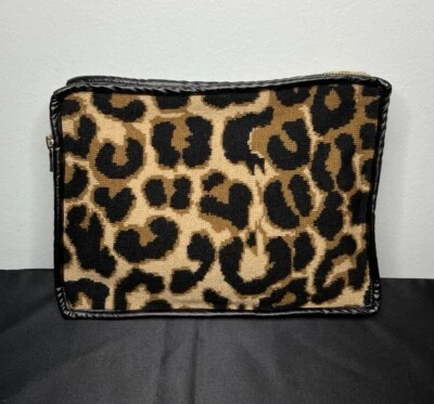 Bolsa suave de accesorios de cosméticos de viaje con estampado de leopardo Chico's bolsa con cremallera de 7,5”x10” Foto 1 de 4