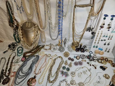 Enorme lote de bisutería de colección y ahora con algunas piezas firmadas y de plata de ley y reparación Foto 1 de 4