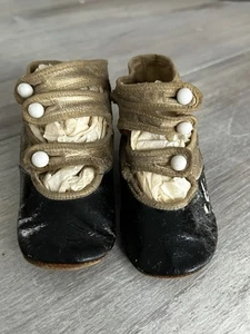Antike Babyschuhe Leder seitlicher Knopf braun & weiß (*50) - Bild 1 von 6