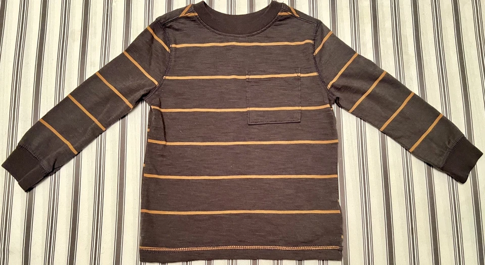 Camiseta Camiseta Old Navy para niños pequeños gris y tostada manga larga a rayas bolsillo talla 2T Foto 1 de 4