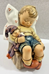 Figurina HUMMEL Goebel JUST DOZING bambino che fa pisolino con bambola Jester 4" Germania come nuova - Foto 1 di 9