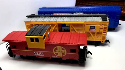 3 HO SCALE BACHMANN TRAIN CARS:  HONG KONG: PETER PAUL/UNION PACIFIC/SANTA FE - Image 1 of 4