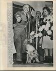 1959 Press Photo Actor Martyn Green Greeted By Gimlet When He Leaves Hospital