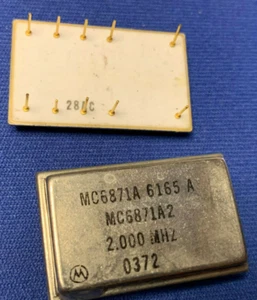 MC6871A MOTOROLA 2,000 MHZ MPU UHR KRISTALL OSC GOLD LEITUNGEN NEU LETZTE STCK-1 - Bild 1 von 1