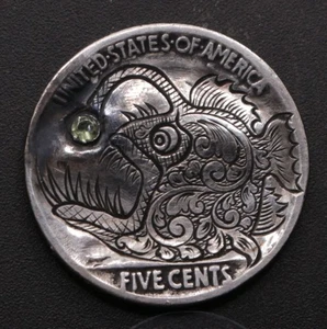1937- Peridot Stone - Hand Engraved - Scrollwork Anglerfish - August Birthstone - Picture 1 of 3
