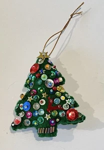 Grüner handgefertigter Christbaumschmuck aus Filz mit bunten Perlen & Pailletten - Bild 1 von 2
