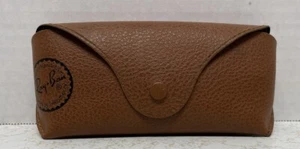 Estuche para gafas de sol Ray-Ban de cuero sintético solo marrón con broche de presión - Imagen 1 de 6