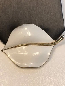 Vintage Anstecknadel Brosche Krone Trifari Gold weiß Emaille Blatt 2 x 1 1/2 cm - Bild 1 von 5